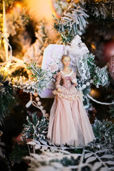 Uma Bela Boneca Como Uma Decoração Árvore Natal — Fotografia de Stock