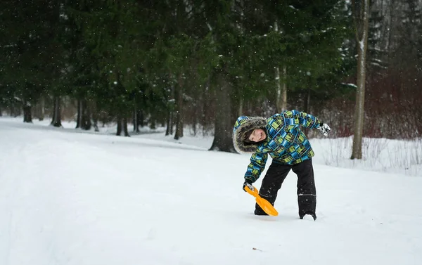 Ein Junge Der Winter Park Mit Schnee Spielt — Stockfoto