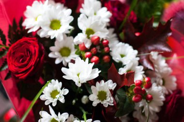 Bir buket güzel çiçek.