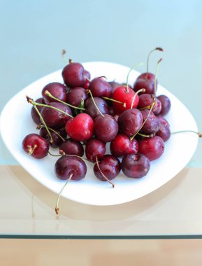 Bir otelde Olgun Kiraz bir kase 