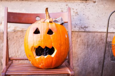 Haloween için korkunç bir kabak oyma