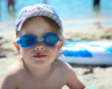Denize yakın siting su küçük bir çocuk koruyucu gözlük