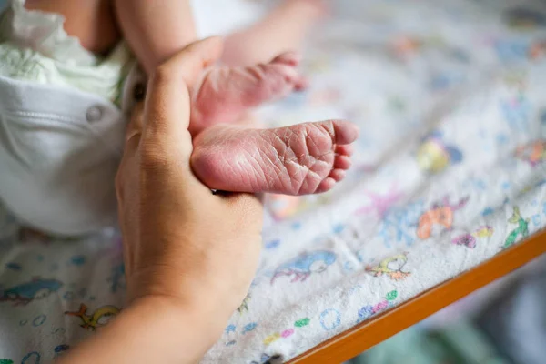 Nowo Narodzonego Dziecka Małe Nogi — Zdjęcie stockowe