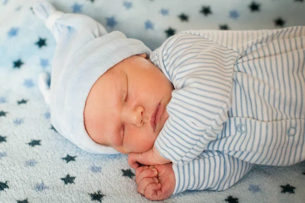 Bebé Recién Nacido Durmiendo Dulce Una Manta —  Fotos de Stock