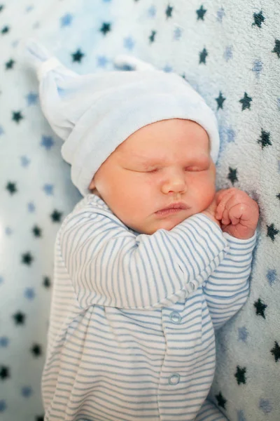 Ένα Νεογέννητο Μωρό Στον Ύπνο Γλυκό Μια Κουβέρτα — Φωτογραφία Αρχείου