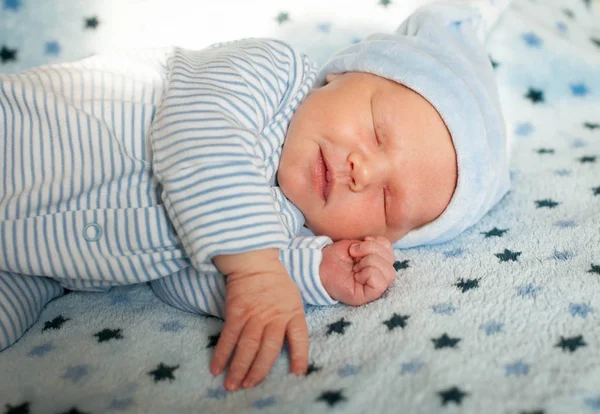 Bebé Recién Nacido Durmiendo Dulce Una Manta —  Fotos de Stock