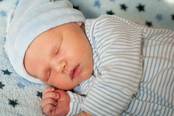 Ένα Νεογέννητο Μωρό Στον Ύπνο Γλυκό Μια Κουβέρτα — Φωτογραφία Αρχείου