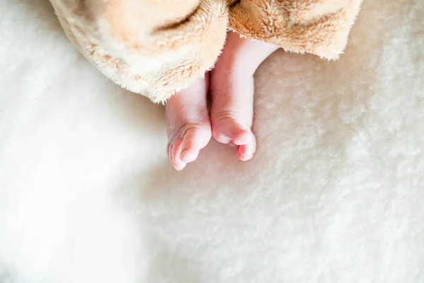 Dedos Del Bebé Recién Nacido Una Manta — Foto de Stock