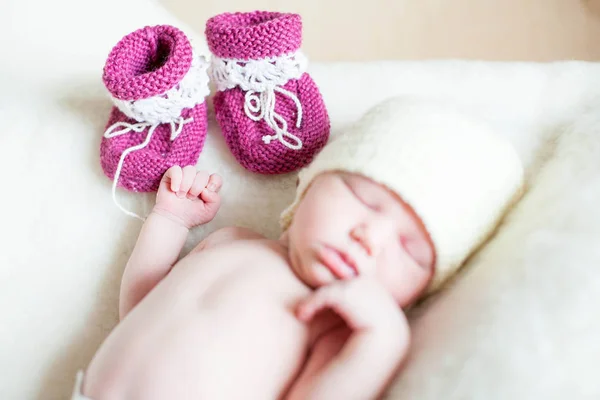一个睡在毯子上的新生女婴 — 图库照片