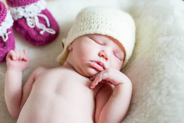 一个睡在毯子上的新生女婴 — 图库照片