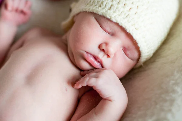 Bir Battaniye Üzerinde Bir Uyuyan Yeni Doğdu Bebek Kız Telifsiz Stok Imajlar