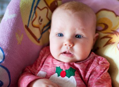 Ev oynarken yalan bir küçük şirin bebek kız