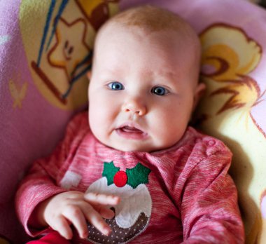 Ev oynarken yalan bir küçük şirin bebek kız