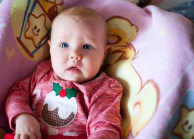 Ev oynarken yalan bir küçük şirin bebek kız