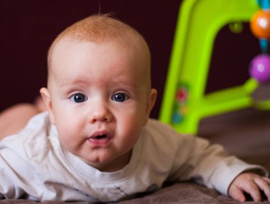 Birkaç ay yaşlı çocuk evde oynuyor