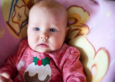 Ev oynarken yalan bir küçük şirin bebek kız