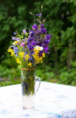Tarlada toplanmış çiçekler.