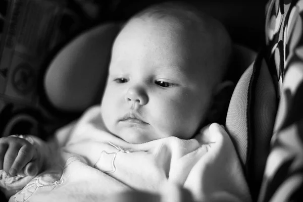 Una Niña Pequeña Asiento Coche — Foto de Stock