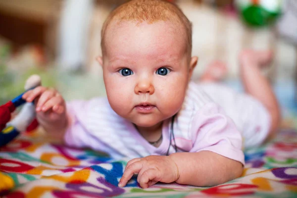 Una Niña Jugando Una Manta Casa — Foto de Stock