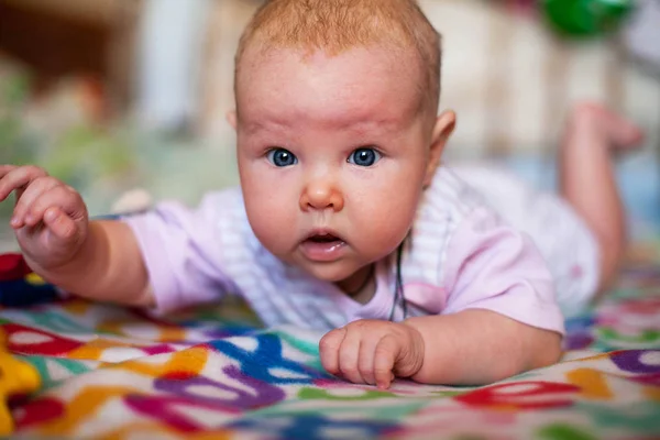 Una Niña Jugando Una Manta Casa — Foto de Stock