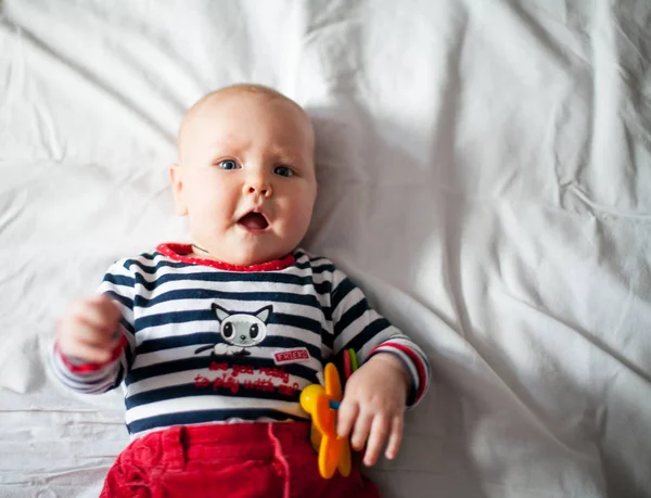 Gril Bebê Brincando Casa Cobertor Usando Bodysuit Listrado — Fotografia de Stock