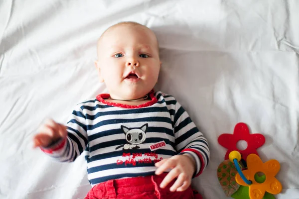 Een Beetje Baby Gril Spelen Thuis Deken Het Dragen Van — Stockfoto