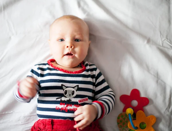 Liten Baby Gril Spelar Hemma Filten Klädd Randig Bodysuit — Stockfoto