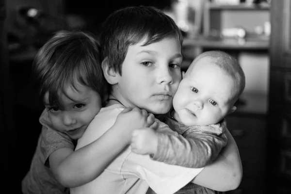 Drie Broers Zussen Spelen Samen Thuis — Stockfoto