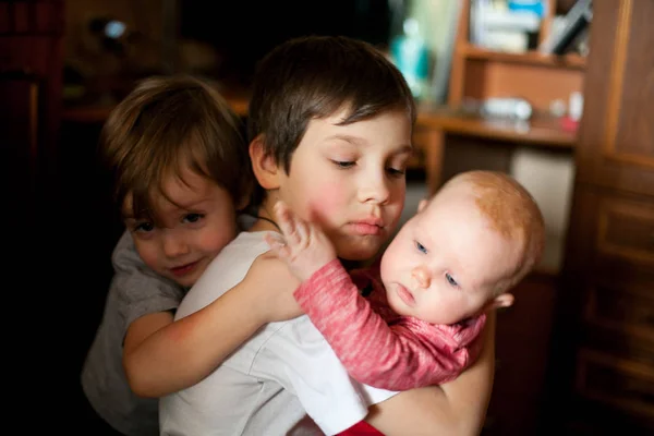 Três Irmãos Brincando Juntos Casa — Fotografia de Stock