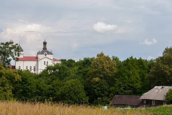 País Landsape Com Uma Igreja Velha Branca — Fotografia de Stock
