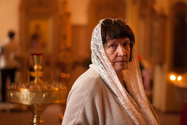 Egy Nyugdíjas Egy Ortodox Templomban Jogdíjmentes Stock Képek