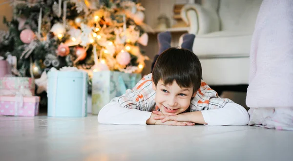 Een Jongen Buurt Van Spar Boom New Year Eve — Stockfoto