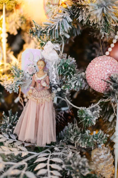 Decorazioni Dell Albero Natale Una Bella Bambola — Foto Stock