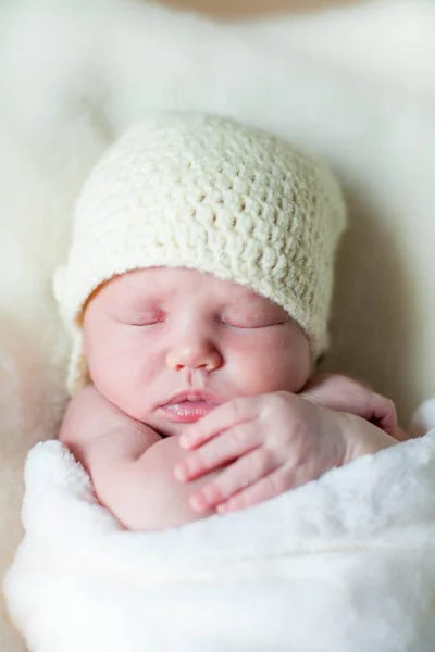 Ένα Νεογέννητο Κορίτσι Ξαπλωμένο Μια Κουβέρτα — Φωτογραφία Αρχείου