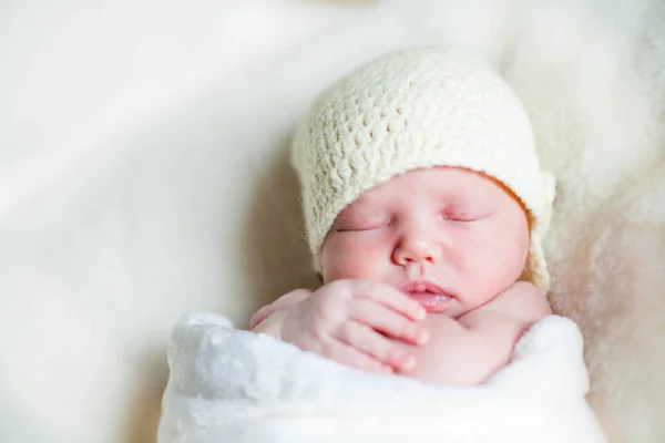 躺在毯子里一个刚出生的女婴 — 图库照片