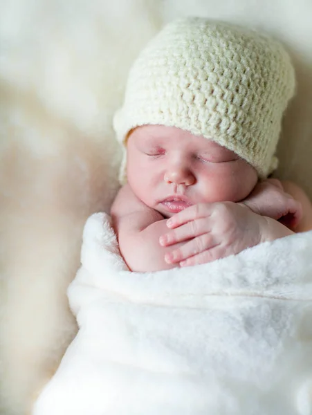 Nyfödd Baby Flicka Som Ligger Filt — Stockfoto