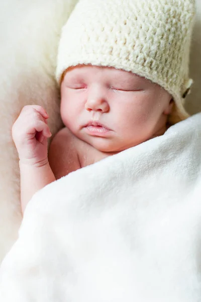 Battaniyede Yatan Yeni Doğmuş Bir Kız Bebek Telifsiz Stok Fotoğraflar