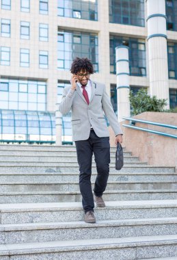 Yakışıklı genç iş dostum iş gidiş bitirme eve telefonda konuşurken