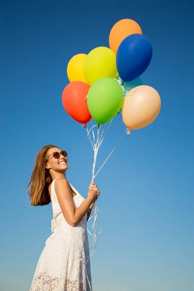 Felice Bella Donna Che Tiene Palloncini Aria Mentre Sorride — Foto Stock