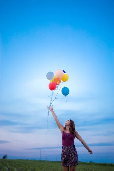 Glad Ung Kvinna Släppa Ballonger Skyn Ett Fält Vid Solnedgången — Stockfoto