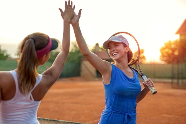 つの美しい若い女の子を外でテニス後に握手 — ストック写真