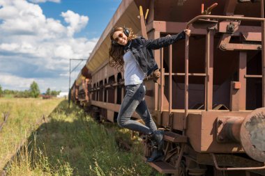 Güzel ve genç birbayan gülümseyen ise bir yük treni Başlarken