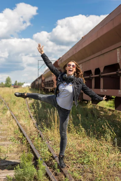 Güzel genç kız raylar üzerinde dalga geçmeyi