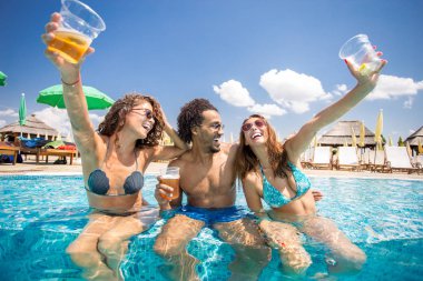 Gülme sırasında yüzme havuzunda içme arkadaş mutlu grubu