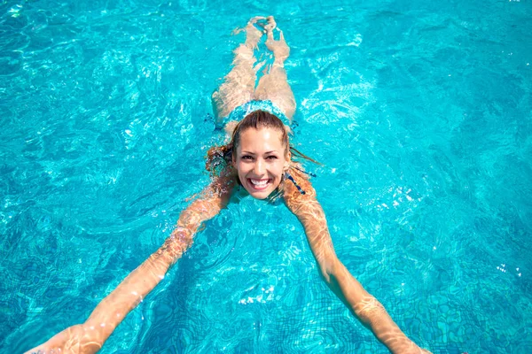 Belle Jeune Femme Nageant Dans Une Piscine Tout Souriant Dehors — Photo