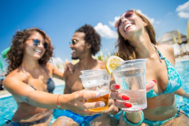 Gülme sırasında yüzme havuzunda içme arkadaş mutlu grubu