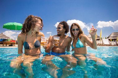 Gülme sırasında yüzme havuzunda içme arkadaş mutlu grubu