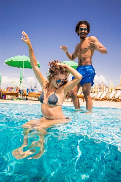 Feliz Jovem Casal Desfrutando Dia Ensolarado Piscina Enquanto Dança — Fotografia de Stock