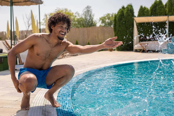 Belo Jovem Africano Americano Salpicando Água Uma Piscina Outisde — Fotografia de Stock