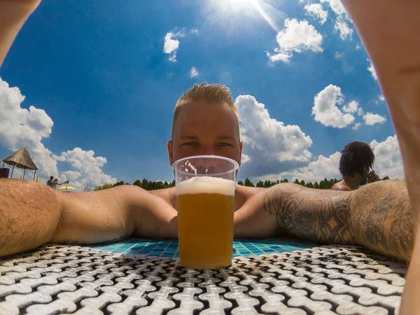 Schöner Junger Mann Genießt Bier Pool Draußen — Stockfoto